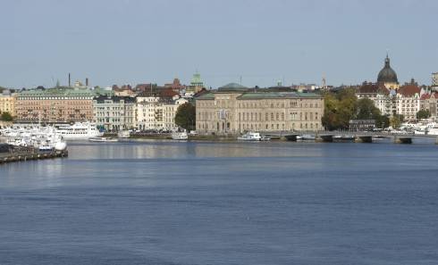 Grand Hotel til venstre og Nationalmuseet til høyre, helt ytterst på Blasierholmen - broen leder ut til Skeppsholmen. Foto: © Nationalmuseum / HR Stockholm Blasierholmen, Nationalmuseum,