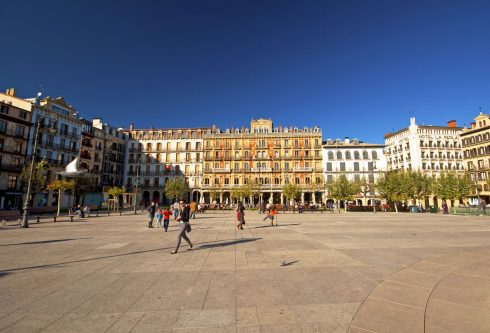 Plaza de Castillo er en av byens store, åpne plasser og samlingssted for både byens innbyggere og besøkende Plaza de Castillio, Pamplona, Spania