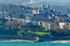 Midt på bildet ligger Palacio Miramar på den vesle klippen som deler badestrenden ved Baiha de la Concha i to San Sebastian, badestrender, Palacio Miramar, Baskerland, Nord-Spania