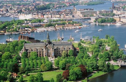 Djurgården med det storslåtte Nordiska Museet i forgrunnen og Vasamuseet bakenfor. Javier Martin / Wikipedia Stockholm, Djurgården, Nordisk Museet, Vasamuseet