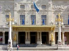 Fra Dramatens entré - legg merke til marmorfrisen øverst i bildet. Foto: Holger.Ellgaard / Wikipedia Dramaten, Stockholm, City, Sverige