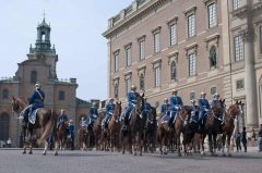 Den såkalte Beridna Högvakten på vei nedover Slottsbacken. Foto: © Stockholm Visitor Board / Staffan Eliasson Beridna Högvakten, Kungliga Slottet, Stockholm, Gamla Stan, gamlebyen, Unesco Verdensarv, Sverige