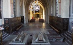 Riddarholmskyrkan fra høykoret mot vest - legg merke til sarkofagene. Foto: Albabos / Wikipedia Stockholm, Riddarholmskyrkan, Sarkofager, Gamla Stan, gamlebyen, Unesco Verdensarv, Sverige