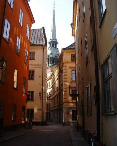 Tyska Kyrkan er omgitt av smug, gater og plasser som har navn fra Hanseat-tiden. Foto: Mats Halldin / Wikipedia Tyska Skolgränd, Tyska Kyrkan, Stockholm, Gamla Stan, gamlebyen, Unesco Verdensarv, Sverige