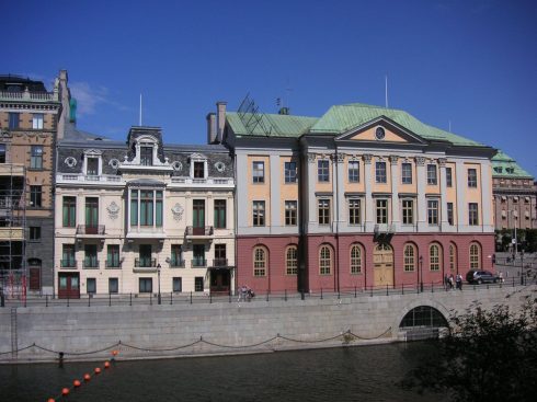 Sagerska Palatset fra slutten av 1800-tallet til venstre er statsministerens bolig og Arvfurstens Palats fra 1794 til høyre benyttes av Utenrikesdepartementet. Foto: Holger Ellgaard / Wikipedia Sagerska Palatset, City, Stockholm, Sverige