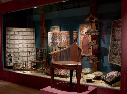 Svensk folkekunst fra Nordiska Museets omfattende samlinger. Foto: © Nordiska Museet / Mats Landin Svensk folkkunst Nordiska Museet, Djurgården, Stockholm, Sverige