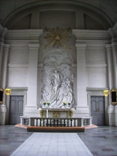 Alteret i Adolf Fredriks Kyrka i marmor er hugget av kunstneren Johan Tobias Sergel og et minnesmerke over filosofen Descartes, som døde i Stockholm. Foto: Raphael Saulus / Wikipedia Adolf Fredriks Kyrka, .Altaret, City, Stockholm, Sverige