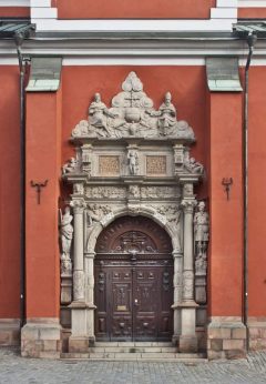 St Jakobs Kyrka med sin vakre sørportal, hugd av Henrik Blom i det Herrens år 1644. Foto: Albabos / Wikipedia Stockholm, St Jakobs Kyrka, Sørportal, hugd av Henrik Blom, City, Sverige