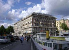 Slik ser det ut over Strömsbron fra Gamla Stan og Helgeandsholmen til City og Kungsträdgården. Foto: Albertyanks / Wikipedia Strömsbroen, City, Norrmalm, Stockholm, Unesco Verdensarv, Sverige