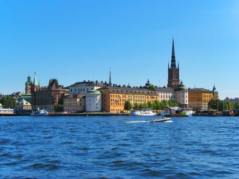 Gamla Stans Riddarholmen med den sengotiske middelalderkirken Riddarholmskyrkan omgitt av storslått 1600-talls-bebyggelse Riddarholmen, Stockholm, Gamla Stan, gamlebyen, Unesco Verdensarv, Sverige
