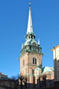 Tyska kyrkans tårn fikk sin endelige utforming i år 1886, etter en brann. Foto: Ankara / Wikipedia Tyska Kyrkan, Stockholm, Gamla Stan, gamlebyen, Unesco Verdensarv, Sverige