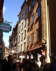 Västerlånggatan er den mest populære handlegaten i Gamla Stan i Stockholm. Foto: Mats Halldin / Wikipedia Västerlånggatan, Stockholm, Gamla Stan, gamlebyen, Unesco Verdensarv, Sverige