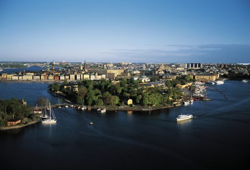 Skeppsholmen er forbundet med en bro fra Blasierholmen og nok en bro ut til Kastellholmen. Foto: © Stockholm Visitor Board / SBR Skeppsholmen, Stockholm