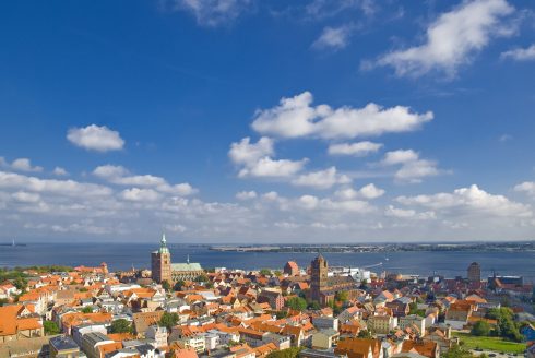 Den historiske byen Stralsund ligger på en øy, og har bevart sin byplan fra middelalderen - øya Rügen i bakgrunnen Stralsund, Unescos Verdensarvliste, Wismar, Lübeck, Hansaen, Hanseatforbundet, Mecklenburg Vorpommern, Nord-Tyskland