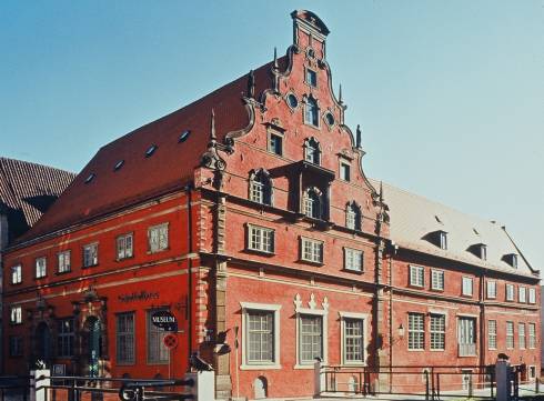 Renessansehuset Schabbellhaus ligger vis-à-vis St Nikolai Kirche ved kanalen Grube og inneholder Wismars bymuseum. Foto: © Volster & Presse Hansestadt Wismar Museum Schabbellhaus, Wismar, Østersjøen, middelalder, Backsteinsgotik, Ostsee, Unesco Verdensarv, Gamlebyen, Altstadt, Hansestadt Wismar, Mecklenburg Vorpommern, Nord-Tyskland