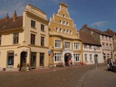 Den flotte bygningen i midten med gavlfasade heter Löwenapotheke og er i dag en koselig kafé nederst i Krämerstrasse. Foto: © reisdit.no Löwenapotheke, Wismar, Østersjøen, middelalder, Backsteinsgotik, Ostsee, Unesco Verdensarv, Gamlebyen, Altstadt, Hansestadt Wismar, Mecklenburg Vorpommern, Nord-Tyskland