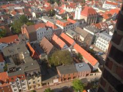 Legg merke til lengden på husene med gavlfasader og at de på baksiden vender mot en have - midt på bildet. Foto: © reisdit.no Bürgerhaüser, Wismar, Østersjøen, middelalder, Backsteinsgotik, Ostsee, Unesco Verdensarv, Gamlebyen, Altstadt, Hansestadt Wismar, Mecklenburg Vorpommern, Nord-Tyskland
