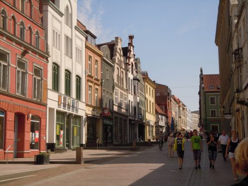 Mange flotte gavlfasader i Krämerstarasse - her sett i retning av Marktplatz. Foto: © reisdit.no Krämerstrasse, Wismar, Østersjøen, middelalder, Backsteinsgotik, Ostsee, Unesco Verdensarv, Gamlebyen, Altstadt, Hansestadt Wismar, Mecklenburg Vorpommern, Nord-Tyskland