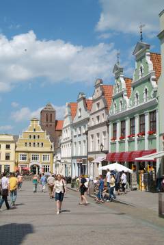 Krämerstrasse strekker seg fra Marktplatz ned mot kanalen Grube og St. Nikolai Kirche. Foto: © Wismar & Presse TZW / Hansestadt Wismar Krämerstrasse, Wismar, Østersjøen, middelalder, Backsteinsgotik, Ostsee, Unesco Verdensarv, Gamlebyen, Altstadt, Hansestadt Wismar, Mecklenburg Vorpommern, Nord-Tyskland