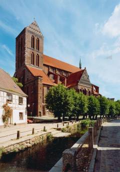 St. Nikolai Kirche ved kanalen Grube er en av tre enorme middelalderkirker i gotisk stil, som ble bygd mellom 1200- og 1400-tallet - tegn på Wismars store rikdom. Foto: © TZW / Hansestadt Wismar St. Nikolai Kirche, middelalderkirke, gotisk, backstein, Wismar, Østersjøen, middelalder, Backsteinsgotik, Ostsee, Unesco Verdensarv, Gamlebyen, Altstadt, Hansestadt Wismar, Mecklenburg Vorpommern, Nord-Tyskland