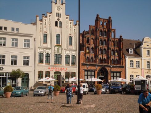 Ved Marktplatz finner du denne perlen innen Backsteinsgotik - Alter Schwede fra år 1380 huser i dag en restaurant. Foto: © reisdit.no Alter Schwede, Wismar, Østersjøen, Ostsee, Gamlebyen, Altstadt, Hansestadt Wismar, Mecklenburg Vorpommern, Nord-Tyskland