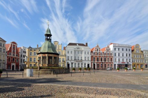 Brønnpaviljongen Wasserkunst i renessansestil står øverst på Marktplatz. Foto: © Volster & Presse TZW / Hansestadt Wismar Wasserkunst Marktplatz, Wismar, Østersjøen, Ostsee, Gamlebyen, Unesco Verdensarv, Altstadt, Hansestadt Wismar, Mecklenburg Vorpommern, Nord-Tyskland
