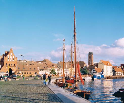 Alter Hafen med byporten Wassertor fra middelalderen helt til venstre. Foto: © Volster & Presse TZW / Hansestadt Wismar Alter Hafen med byporten Wassertor, Wismar, Østersjøen, Ostsee, Gamlebyen, Altstadt, Hansestadt Wismar, Mecklenburg Vorpommern, Nord-Tyskland
