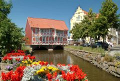 Byens vintesterhus ligger over utløpet av kanalen Grube ved Lohberg, et steinkast fra St. Nikolai Kirche. Foto: © Volster & Presse TZW / Hansestadt Wismarar Wismar, Østersjøen, middelalder, Backsteinsgotik, Ostsee, Unesco Verdensarv, Gamlebyen, Altstadt, Hansestadt Wismar, Mecklenburg Vorpommern, Nord-Tyskland
