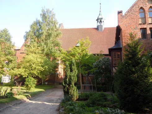 Zum Heiligen Geist Hospital ble grunnlagt i år 1226 - bygningen med takrytteren er kirken. Foto: © reisdit.no Zum Heiligen Geist Hospital, Wismar, Østersjøen, middelalder, Backsteinsgotik, Ostsee, Unesco Verdensarv, Gamlebyen, Altstadt, Hansestadt Wismar, Mecklenburg Vorpommern, Nord-Tyskland