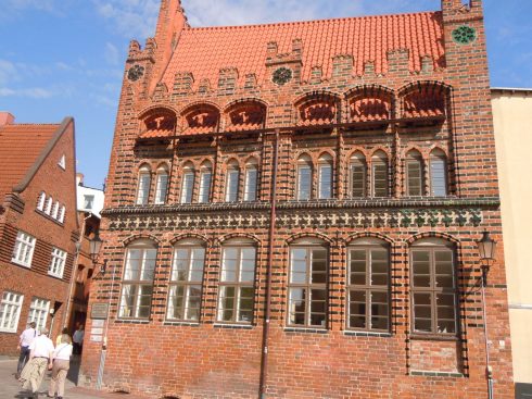 Archidiakonat ved St Marienkirkce har stått her uendret siden cirka år 1450. Foto: © reisdit.no Archdiakonat,Wismar, Østersjøen, middelalder, Backsteinsgotik, Ostsee, Unesco Verdensarv, Gamlebyen, Altstadt, Hansestadt Wismar, Mecklenburg Vorpommern, Nord-Tyskland