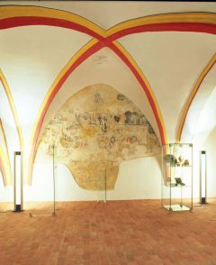 I kjelleren til det nyklassisistiske rådhuset finner du gotiske buehvelv fra det tidligere rådhuset, som brant. Her en av de fine freskene. Foto: © TZW / Hansestadt Wismar Rådhus, Rathauskeller, Marktplatz, Wismar, Østersjøen, middelalder, Backsteinsgotik, Ostsee, Unesco Verdensarv, Gamlebyen, Altstadt, Hansestadt Wismar, Mecklenburg Vorpommern, Nord-Tyskland