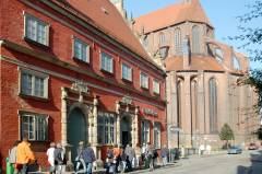 Schabbellhaus med Wismars bymuseum og St. Nikolai Kirche på den andre siden av kanalen Grube. Foto: © TZW / Hansestadt Wismar Schabbellhaus, St. Nikolai, Wismar, Østersjøen, middelalder, Backsteinsgotik, Ostsee, Unesco Verdensarv, Gamlebyen, Altstadt, Hansestadt Wismar, Mecklenburg Vorpommern, Nord-Tyskland