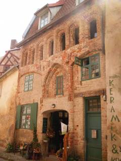 Et meget gammelt hus i Schillerstrasse, som ikke er omtalt i turistkontorets informasjonsmateriell. Vi gjetter 1300-tallet. Foto: © reisdit.no Stralsund, Unescos Verdensarvliste, Wismar, Lübeck, Hansaen, Hanseatforbundet, Mecklenburg Vorpommern, Nord-Tyskland