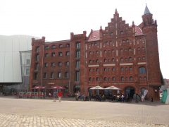 I Stralsunds havneområde er det flere restauranter - her i et gammelt lagerbygg - et såkalt Speicher. Foto: © reisdit.no Speicher, Havnen, Hafen, Stralsund, middelalder, Backsteinsgotik, Ostsee, Unesco Verdensarv, Gamlebyen, Altstadt, Hansestadt Wismar, Mecklenburg Vorpommern, Østersjøen, Nord-Tyskland