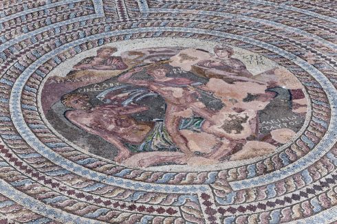 Gresk gulvmosaikk fra arkeologisk utgraving i den romerske bosetningen i Paphos sørvest på Kypros Paphos, gresk gulvmosaikk i den romerske bosetningen, Kypros, Hellas