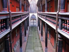 Fra midtpassasjen med gallerier i Heilgeistkloster, som ble tilført i år 1680 - sannsynligvis etter modell av byens rådhus. Foto: Darkone / Wikipedia Heilgeistkloster, Stralsund, middelalder, Backsteinsgotik, Ostsee, Unesco Verdensarv, Gamlebyen, Altstadt, Hansestadt Wismar, Mecklenburg Vorpommern, Østersjøen, Nord-Tyskland