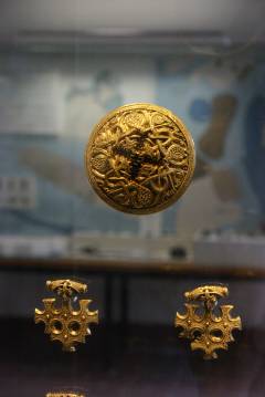 Hiddenseer Gold er en vikingskatt bestående av gullsmykker fra 970-980-årene, som ble funnet i stranden til øya Hiddensee i år 1872. Foto: © Tourismuszentrale Stralsund Kunsthistorischer Museum, Hiddenseer Gold, Stralsund, Unescos Verdensarvliste, Wismar, Lübeck, Hansaen, Hanseatforbundet, Mecklenburg Vorpommern, Nord-Tyskland