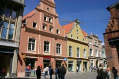 Vakre fasader langs gågaten Ossenreyer Strasse, vis-à-vis Rathaus. Foto: © Tourismuszentrale Stralsund Stralsund, Unescos Verdensarvliste, Wismar, Lübeck, Hansaen, Hanseatforbundet, Mecklenburg Vorpommern, Nord-Tyskland