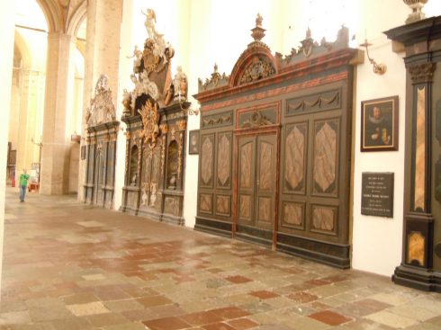 Skippernes kapell, nærmest, ble benyttet til ikke bare bønn og religiøs virksomhet, men også til rådslagning om forretninger. Foto: © reisdit.no St Marienkirche, Stralsund, Unescos Verdensarvliste, Wismar, Lübeck, Hansaen, Hanseatforbundet, Mecklenburg Vorpommern, Nord-Tyskland