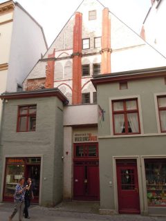 Musuemshaus i Mönchstrasse 38 er et av de eldste og mest verdifulle eksemplene på såkalte Bürgerhaus - borgerhus i Stralsunds Altstadt. Museumshaus tilhører Kulturhistorisk Museum. Foto: © reisdit.no Museumshaus, Stralsund, Unescos Verdensarvliste, Wismar, Lübeck, Hansaen, Hanseatforbundet, Mecklenburg Vorpommern, Nord-Tyskland