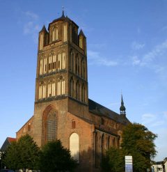 Den gotiske middelalderkirken St Jacobi midt i gamlebyen er i dag kulturkirke. Foto: © Tourismuszentrale Stralsund Middelalderkirken St Jacobi, Stralsund, Unescos Verdensarvliste, Wismar, Lübeck, Hansaen, Hanseatforbundet, Mecklenburg Vorpommern, Nord-Tyskland