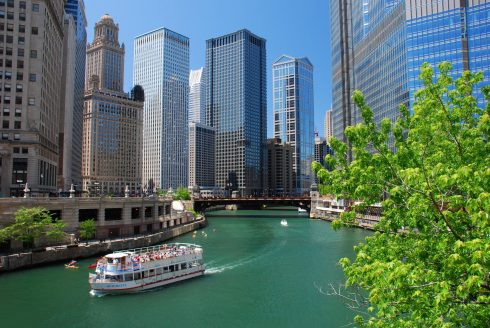 Architectural River Cruise arrangeres i regi av The Chicago Architecture Foundation. Byen er seg sin arkitektoniske arv bevisst Chicago River, Architectural River Cruise, USA