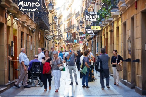 I San Sebastiáns gamleby kryr det av pintxo-barer og andre serveringssteder. Foto: © Turismo San Sebastián San Sebastián, ferieby, badeby, Playa de la Concha, gourmet, pintxo, Donostia, Baskerland, Guipuzskoa, surfing, Nord-Spania, Spania