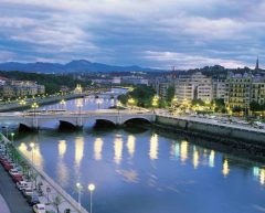 På høyre side av elven Urumea kommer du til gamlebyen, på venstre side finner du bydelen Groze. Foto: © Turismo San Sebastián San Sebastián, ferieby, badeby, Playa de la Concha, gourmet, pintxo, Donostia, Baskerland, Guipuzskoa, surfing, Nord-Spania, Spania