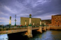 Det nye kongresskomplekset Kursaal ligger på den andre siden av elven for gamlebyen. Foto: © Turismo San Sebastián San Sebastián, ferieby, badeby, Playa de la Concha, gourmet, pintxo, Donostia, Baskerland, Guipuzskoa, surfing, Nord-Spania, Spania