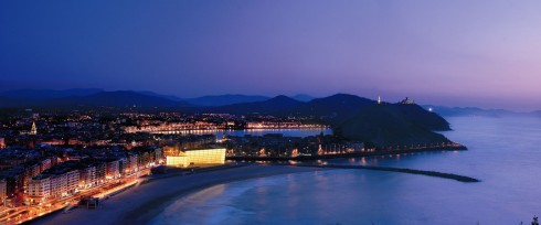 San Sebastián sett fra øst - det hypermoderne kongressenteret Kursaal synes godt. Foto: © Turismo San Sebastián San Sebastián, ferieby, badeby, Playa de la Concha, gourmet, pintxo, Donostia, Baskerland, Guipuzskoa, surfing, Nord-Spania, Spania