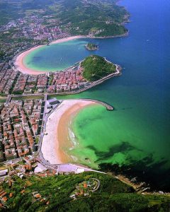 San Sebastián med bukten Baiha de la Concho øverst, det grønne fjellet Monte Urgull, elven Urumea og stranden Playa de la Zurriola, der surferne holder til. Foto: © Turismo San Sebastián San Sebastián, ferieby, badeby, Playa de la Concha, Playa de la Zurriola, gourmet, pintxo, Donostia, Baskerland, Guipuzskoa, surfing, Nord-Spania, Spania