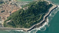 Gamlebyen Parte Vieja ligger ved foten av Monte Urgull. En ny sjøpromenade er bygd rundt fjellet. Foto: © Turismo San Sebastián San Sebastián, ferieby, badeby, Playa de la Concha, gourmet, pintxo, Donostia, Baskerland, Guipuzskoa, surfing, Nord-Spania, Spania