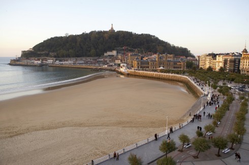 Her ser du noe av hemmeligheten bak San Sebastiáns suksess som badeferieby. Playa de la Concha ender ved gamlebyen under Mont Ugull. Foto: © Turismo San Sebastián San Sebastián, ferieby, badeby, Playa de la Concha, gourmet, pintxo, Donostia, Baskerland, Guipuzskoa, surfing, Nord-Spania, Spania