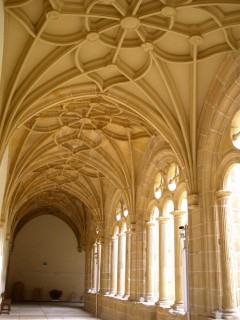 St Telmos klostergang i gotisk stil vitner om dyktige steinhuggere. Foto: Zarateman / Wikipedia Public Domain San Sebastián, ferieby, badeby, Playa de la Concha, gourmet, pintxo, Donostia, Baskerland, Guipuzskoa, surfing, Nord-Spania, Spania
